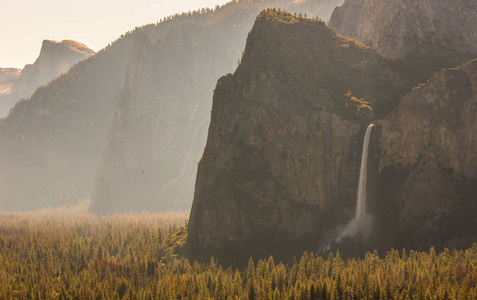 观看 Bridalveil 瀑布在日出, El 船长和半圆顶, 优胜美地国家公园在加利福尼亚, 美国