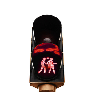 可爱的行人交通灯。情侣牵手, 传统价值观。传统家庭的红灯