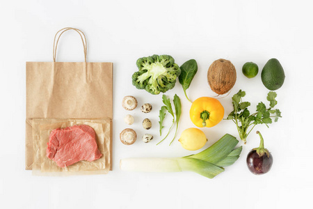 充分纸袋的白色背景上的不同保健食品。