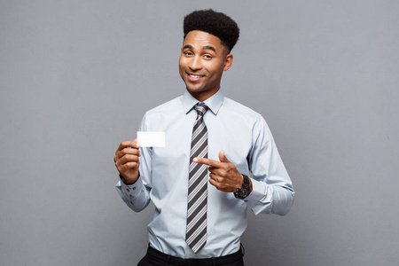 商业理念快乐英俊的专业非洲裔美国商人显示名片给客户