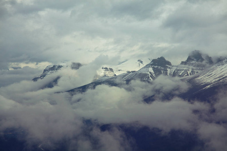 如诗如画的山景，在夏季加拿大洛基山