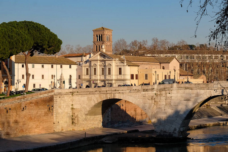 Tiberina 岛 Isola Tiberina, 位于罗马的台伯河上。