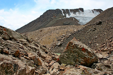 吉尔吉斯斯坦是 ak shyrak 地区，天山山脉，