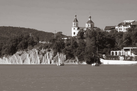 Abrau 湖 Dyurso。Novorossiysk。克拉斯诺达尔地区。俄罗斯。阳光明媚的夏日。圣彼得堡福 Xenia 寺