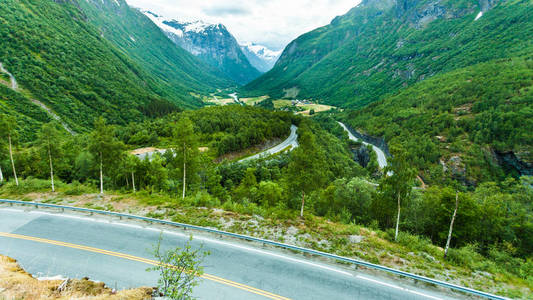 在挪威的山区道路景观