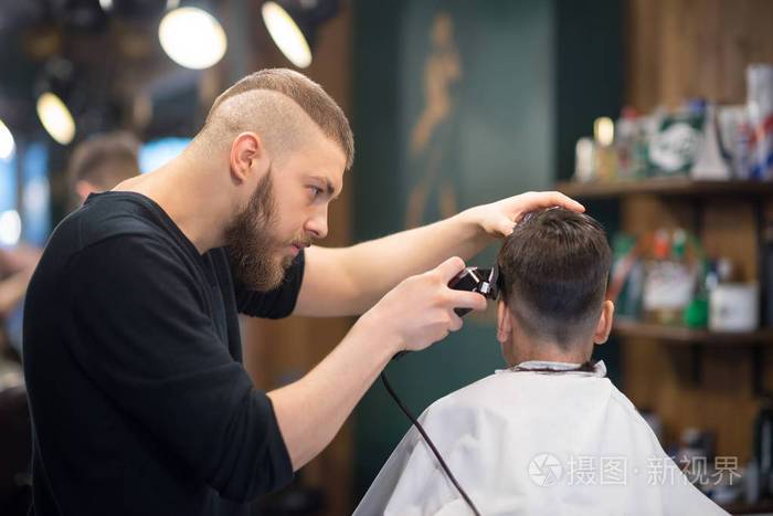 发型师的年轻人理发剪的男生