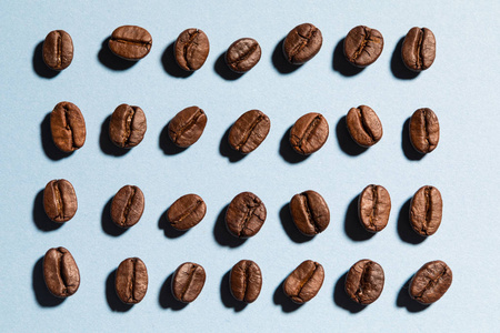 咖啡豆颜色背景与硬光流行艺术风格