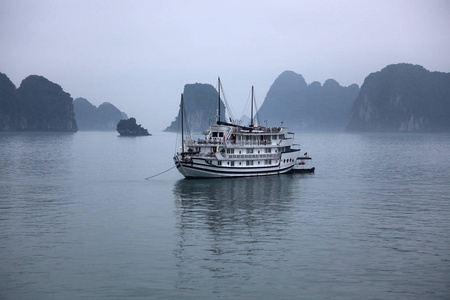 船在越南的下龙湾航行, 在薄雾中