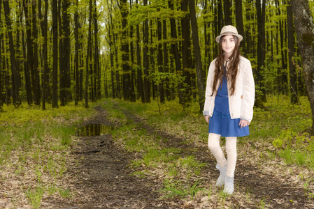 一个女孩在春天森林的肖像