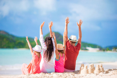 开心的白色沙滩上幸福美好的家庭