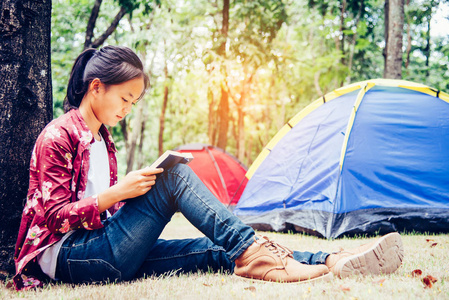 青少年在花园里的户外野餐区看书, 放松身心。