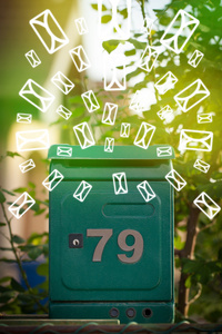 带字母的图标上发光的绿色背景的邮箱