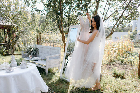 新娘挂婚纱礼服在树枝上花园