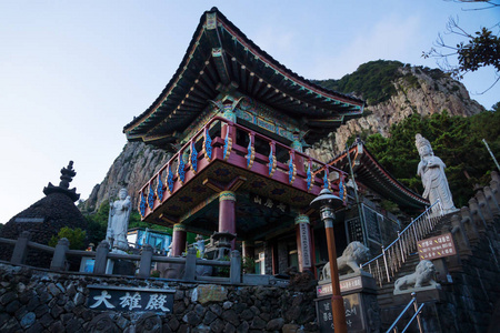 位于韩国济州岛三浜 Sanbanggulsa 寺, 蓝小时彩屋顶的庙屋