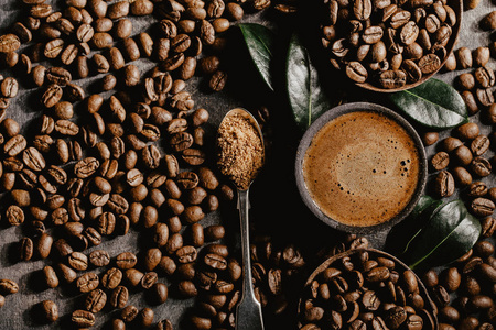 酿造黑咖啡和豆在安排图片