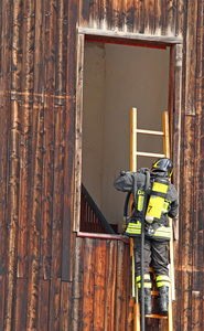 消防队员用梯子和氧气瓶