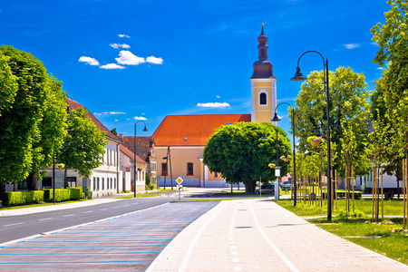 Koprivnica 镇旧街和公园景色