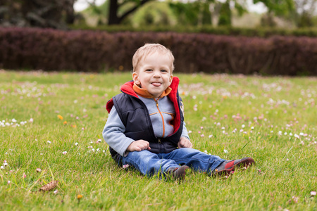 一个快乐的小男孩在公园里的肖像