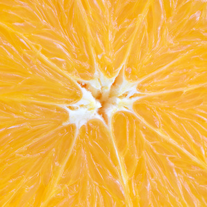 橙色水果片的一个片断的顶部视图关闭。宏背景纹理