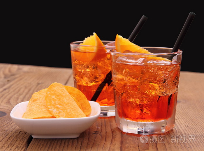 开胃酒两个橙色鸡尾酒与冰块
