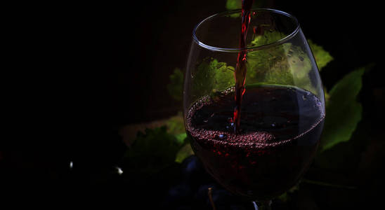 红酒倒入玻璃, 老式木背景, 有选择的焦点