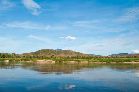 湄公河老挝琅勃拉邦的河畔