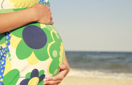 孕妇在海滩上