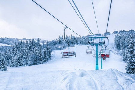 高山雪山滑雪缆车