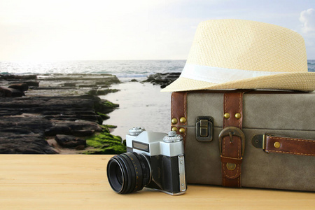 旅行者古董行李, 照相机和软呢帽帽子在木 tabl