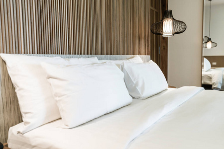 舒适的枕头在床装饰在旅馆卧室