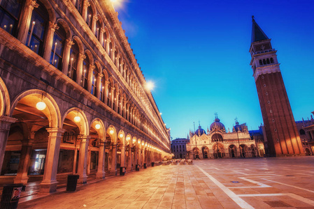圣马克广场和钟楼钟楼在威尼斯日出。意大利。许多游客全年参观城市美景。欧洲