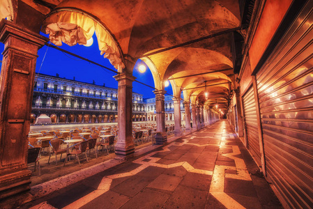 圣马克广场和钟楼钟楼在威尼斯日出。意大利。许多游客全年参观城市美景。欧洲