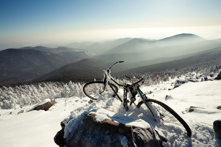 冬季景观的山。在一个山顶上的旧自行车。ru