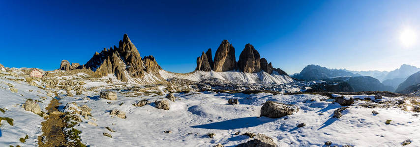 Cime di Lavaredo, Drei Zinnenin 美丽的全景与周围的秋季风光, 在意大利的白云岩, 欧洲