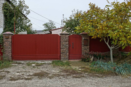 红色金属门和门与部分围栏在植被外