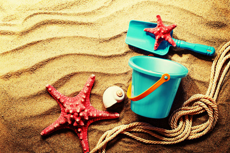 海星和沙滩玩具的特写镜头在沙子上