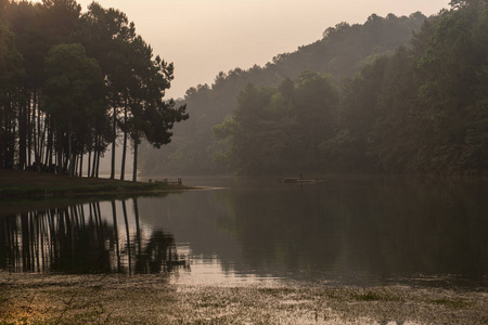 清晨薄雾在宁静的热带山区湖在彭, 湄宏子省, 泰国