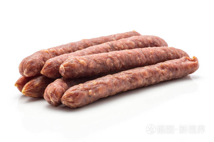 匈牙利干香肠香肠栈在白色背景下, 熏在天然套管混合猪肉和蜜蜂