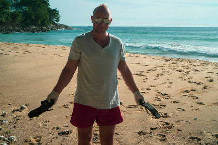 男子旅游清洁海滩上他的假期
