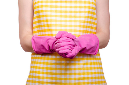 妇女在围裙在手清洁手套