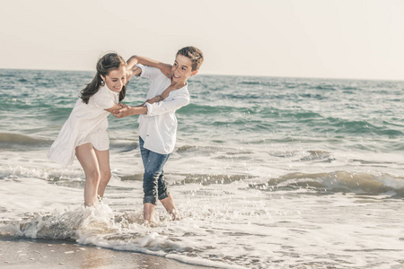 男孩和女孩在海边玩耍