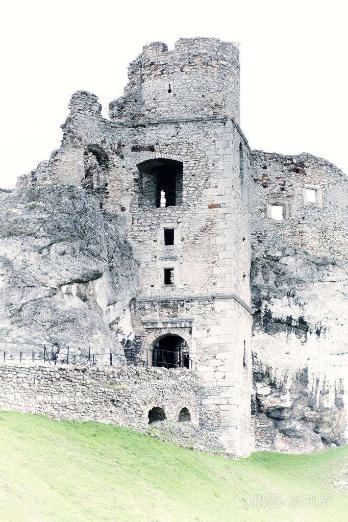 在岩石上的复古石头城堡废墟