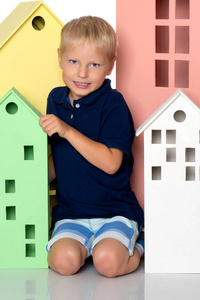 一个小男孩玩色彩缤纷的房子