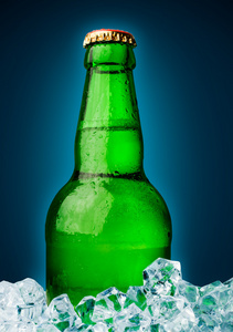 在一个绿色的瓶子啤酒