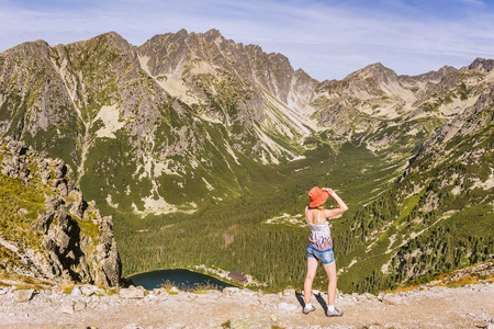 斯洛伐克部分高 Tatras 的风景。欣赏群山中美景的女人