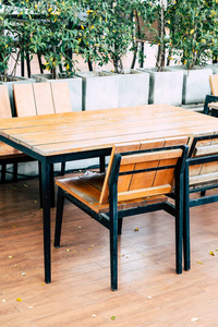 户外餐厅空木桌椅