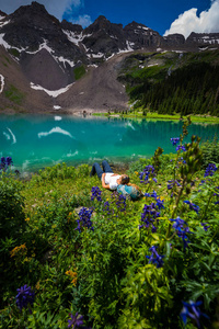 背包女孩休息附近的蓝色湖李奇微科罗拉多