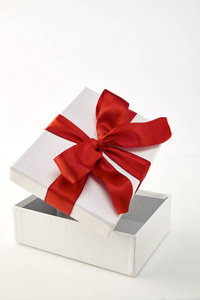 圣诞节和元旦, 打开红色礼品盒白色背景礼物的想法, 重要的人