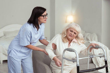 细心的护士协助老年妇女