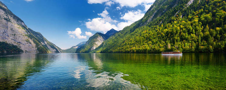 令人惊叹的深绿色水域的 Konigssee, 被称为德国最深和最干净的湖泊, 位于极端东南 Berchtesgadener 土地